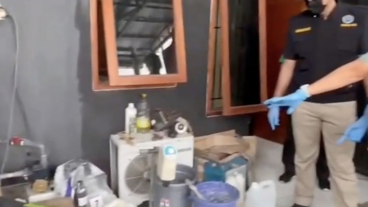 Badan Narkotika Nasional (BNN) berhasil membongkar pabrik narkotika jenis tembakau sintetis di Tangerang, menangkap tiga pelaku, dan menyita barang bukti signifikan. Pengungkapan pabrik narkotika Tangerang ini menyelamatkan ribuan jiwa dari bahaya narkoba