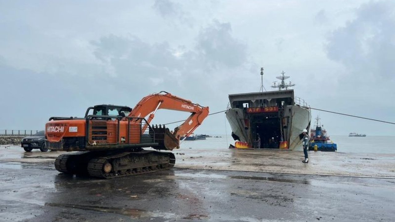 Pangkalan TNI AL Bangka Belitung (Lanal Babel) kirim lima unit alat berat jenis excavator ke Sumatera Utara. Bantuan Lanal Babel kirim alat berat ini bertujuan mempercepat pemulihan pasca bencana banjir bandang November 2025 dan meningkatkan kualitas hidu