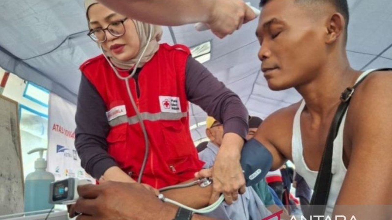 Palang Merah Indonesia (PMI) Kabupaten Langkat menyelenggarakan pemeriksaan kesehatan gratis serta dukungan psikososial bagi masyarakat yang terdampak banjir dan longsor di Kecamatan Brandan Barat. Upaya ini bertujuan meringankan beban korban bencana.