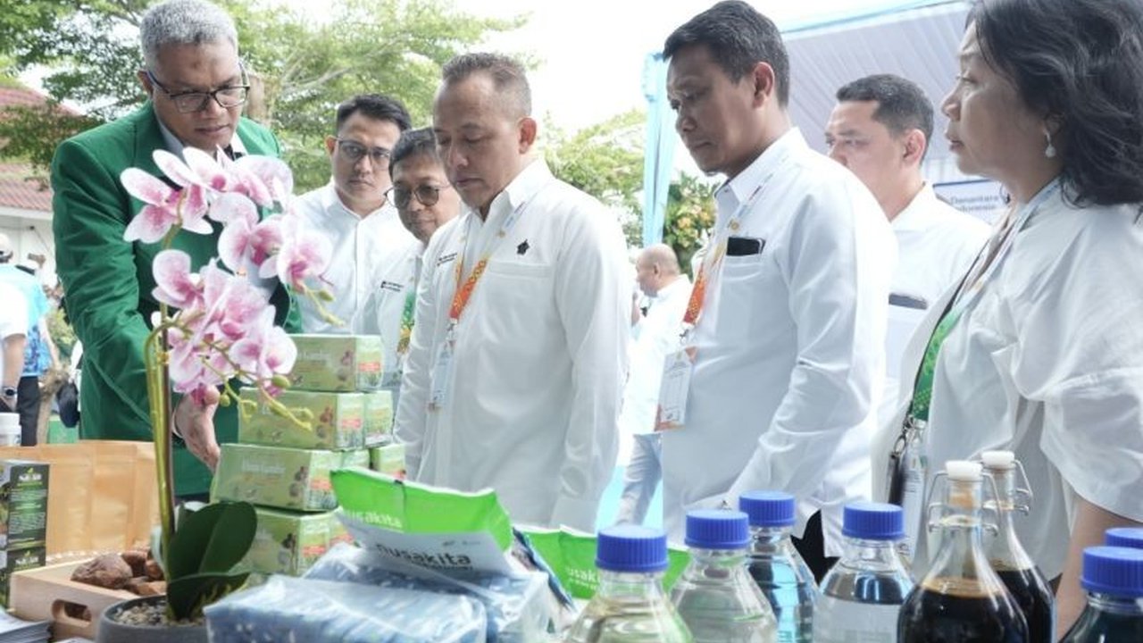 PT Sinergi Gula Nusantara (SGN) memperkuat komitmennya untuk mencapai Swasembada Gula Nasional, dengan target produksi ambisius dan dukungan penuh pemerintah.