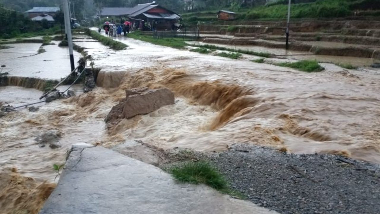 Akses vital Jalan Provinsi Agam-Limapuluh Kota terputus total setelah diterjang banjir bandang, menghambat mobilitas dan menimbulkan kerugian bagi warga setempat.