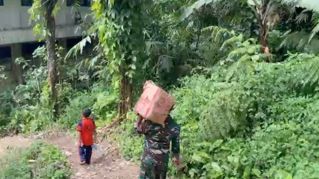 Prajurit TNI menunjukkan dedikasi luar biasa dalam pengiriman logistik ke wilayah terdampak bencana di Sumatera. Mereka rela berjalan kaki demi memastikan bantuan vital sampai ke tangan warga di pelosok, menegaskan komitmen Prajurit TNI Kirim Logistik unt