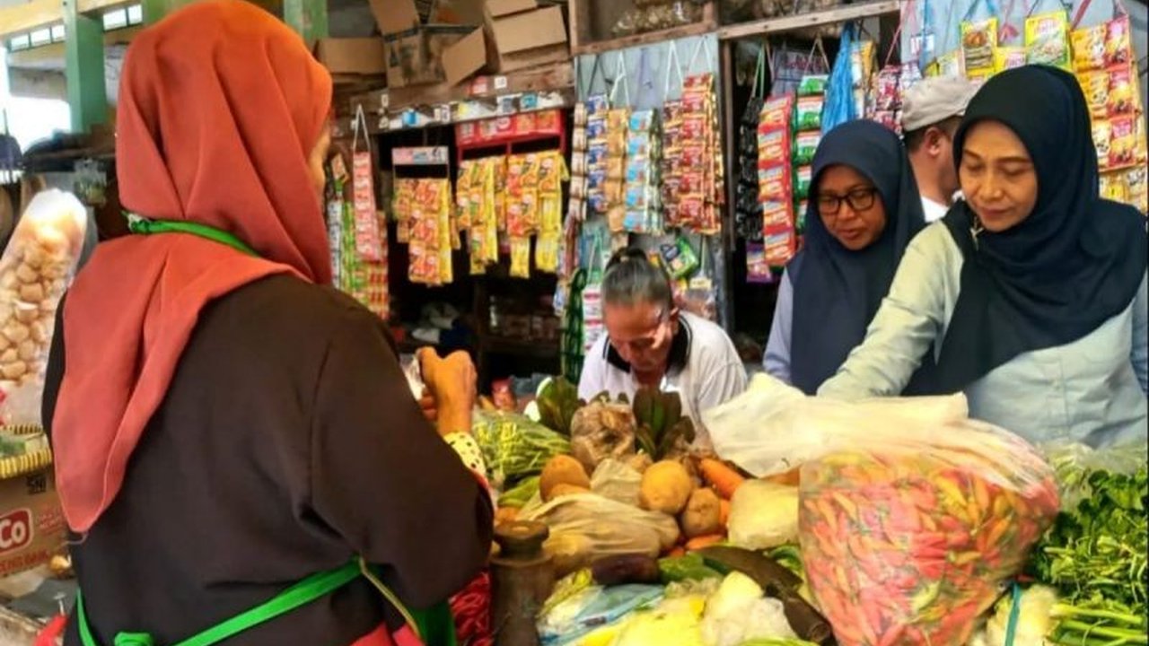Dinas Perindustrian dan Perdagangan Kabupaten Sleman mencatat harga kebutuhan pokok Sleman mulai turun pada minggu kedua Januari 2026 setelah libur Natal dan Tahun Baru, membuat pembaca penasaran akan rincian komoditasnya.