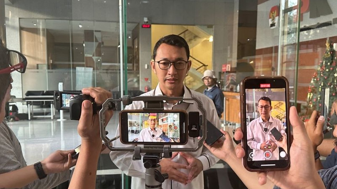 Komisi Pemberantasan Korupsi (KPK) menjelaskan alasan di balik perubahan lokasi pemeriksaan mantan Kepala Kejaksaan Negeri Kabupaten Bekasi, Eddy Sumarman, terkait kasus korupsi Bupati nonaktif Ade Kuswara Kunang untuk efektivitas penyidikan.