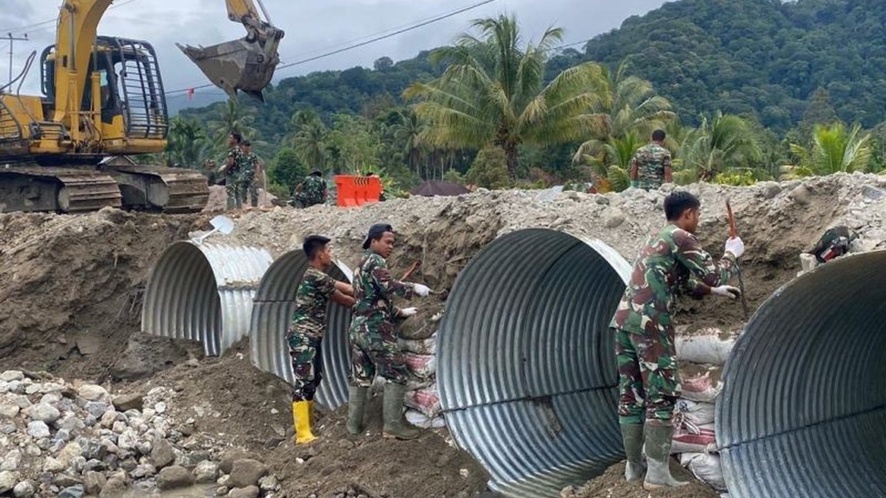 Pemerintah bersama TNI dan warga mempercepat Pembangunan Jembatan Sumut Sumbar, baik bailey maupun armco, untuk memulihkan akses vital masyarakat yang terganggu dan memastikan aktivitas kembali normal.