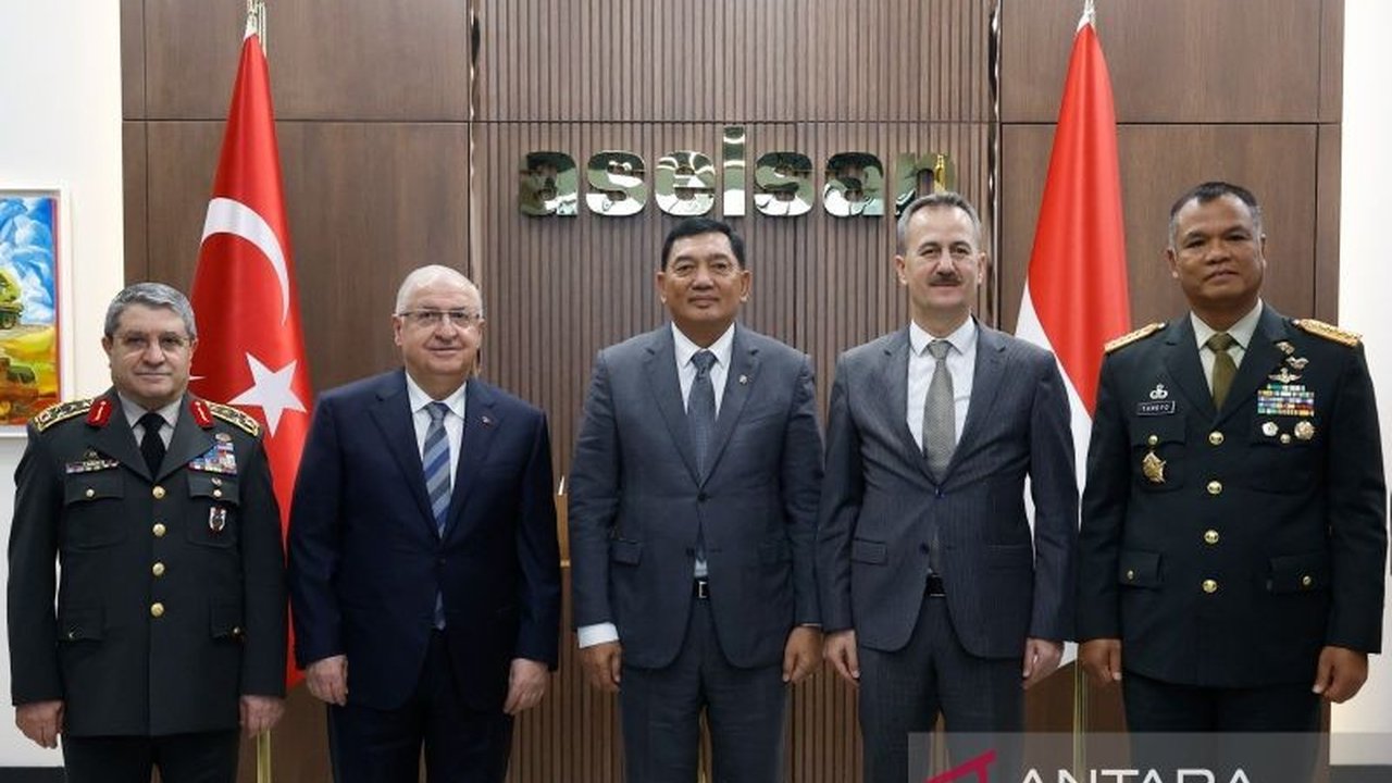 Menteri Pertahanan RI Sjafrie Sjamsoeddin kunjungi Turki untuk memperkuat Kerja Sama Pertahanan Indonesia Turki, membahas pengembangan industri militer dan peningkatan kapasitas pertahanan nasional.