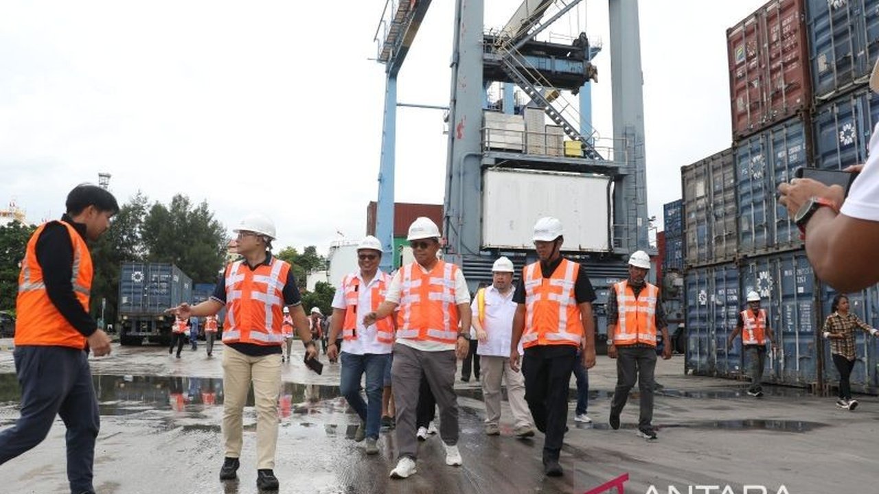 Di tengah cuaca buruk, Gubernur Melki Laka Lena bergerak cepat memastikan kelancaran logistik NTT serta stabilisasi harga kebutuhan pokok, meninjau langsung Pelabuhan Tenau.