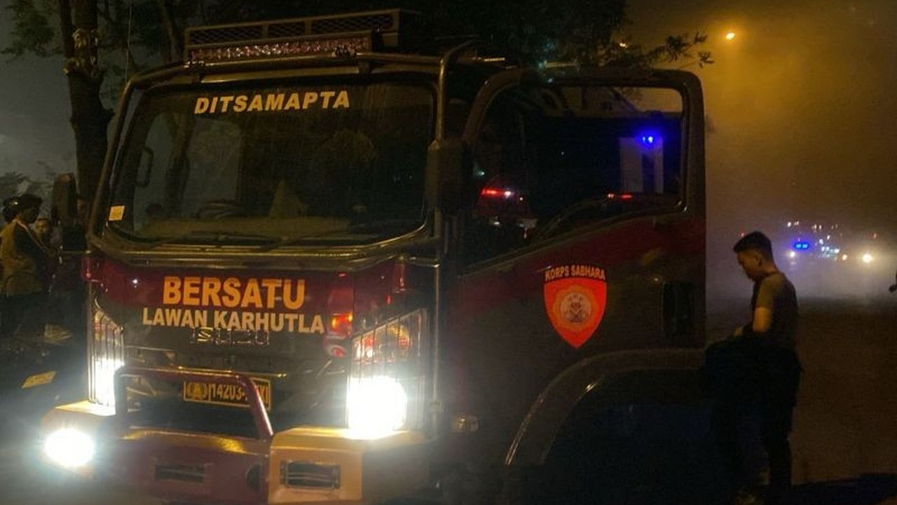 Kebakaran hebat melanda sebuah bengkel di Tanjung Uncang, Batam, memicu respons cepat dari Polda Kepri yang mengerahkan rantis Karhutla untuk membantu pemadaman api.