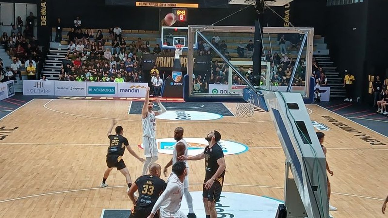 Pelita Jaya berhasil taklukkan Dewa United dengan skor 98-82 di laga perdana IBL 2026, membalaskan kekalahan final musim lalu. Kemenangan ini menandai awal musim yang menjanjikan bagi Pelita Jaya.