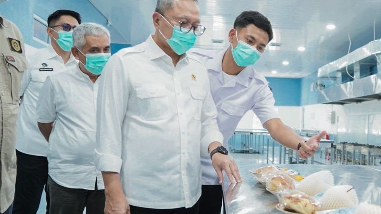 Menteri Koordinator Bidang Pangan meninjau langsung Satuan Pelayanan Pemenuhan Gizi di Wonosobo, memastikan kualitas gizi, keamanan pangan, dan distribusi Program Makan Bergizi Gratis berjalan optimal bagi penerima manfaat.
