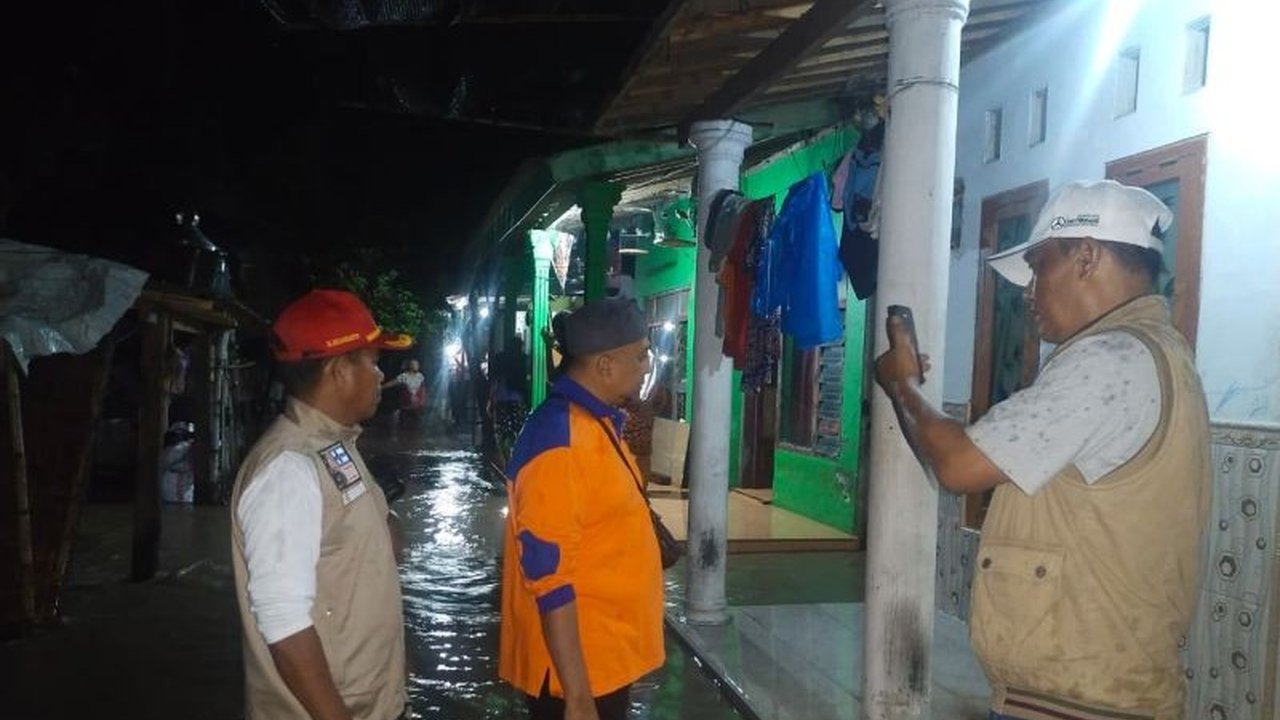 Hujan lebat memicu banjir Probolinggo di Kecamatan Sumberasih, merendam puluhan rumah dan menutup akses jalan. Simak detail dampak dan penanganan bencana ini dari BPBD Probolinggo.