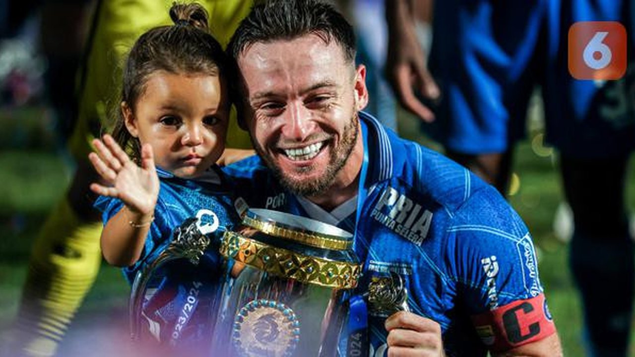 Selebrasi gelandang Persib Bandung, Marc Klok dengan trofi juara bersama sang putri, Sage Luan Klok dalam perayaan gelar juara Championship Series BRI Liga 1 2023/2024 setelah mengalahkan Mad