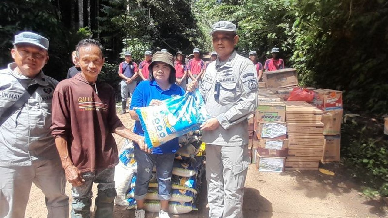 Bakamla RI bergerak cepat menyalurkan bantuan kepada warga Kampung Makoa, Sitaro, yang terdampak bencana tanah longsor. Simak detail bantuan Bakamla untuk meringankan beban masyarakat dan harapan pemulihan akses.
