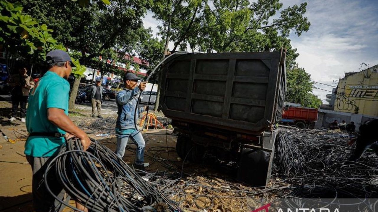 Pemerintah Kota Bandung berhasil menuntaskan proyek besar penurunan kabel udara seberat 14 ton di sepanjang Jalan Buahbatu, sebuah langkah signifikan untuk meningkatkan estetika kota dan keamanan warga.
