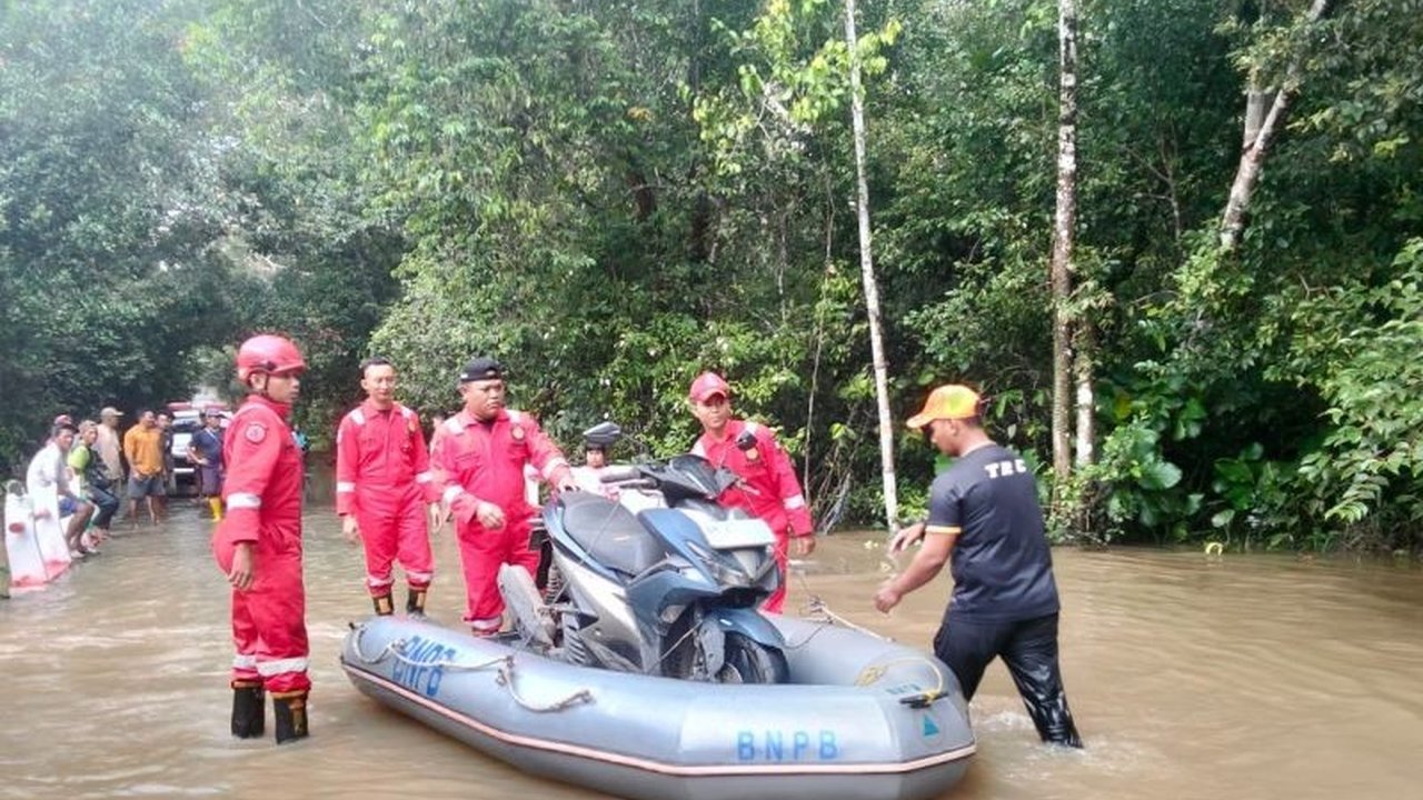 Tim BPBD Belitung bergerak cepat melakukan Evakuasi Banjir Belitung di Desa Bantan, Membalong, setelah belasan kendaraan roda dua dan empat terjebak genangan air setinggi 90 cm.