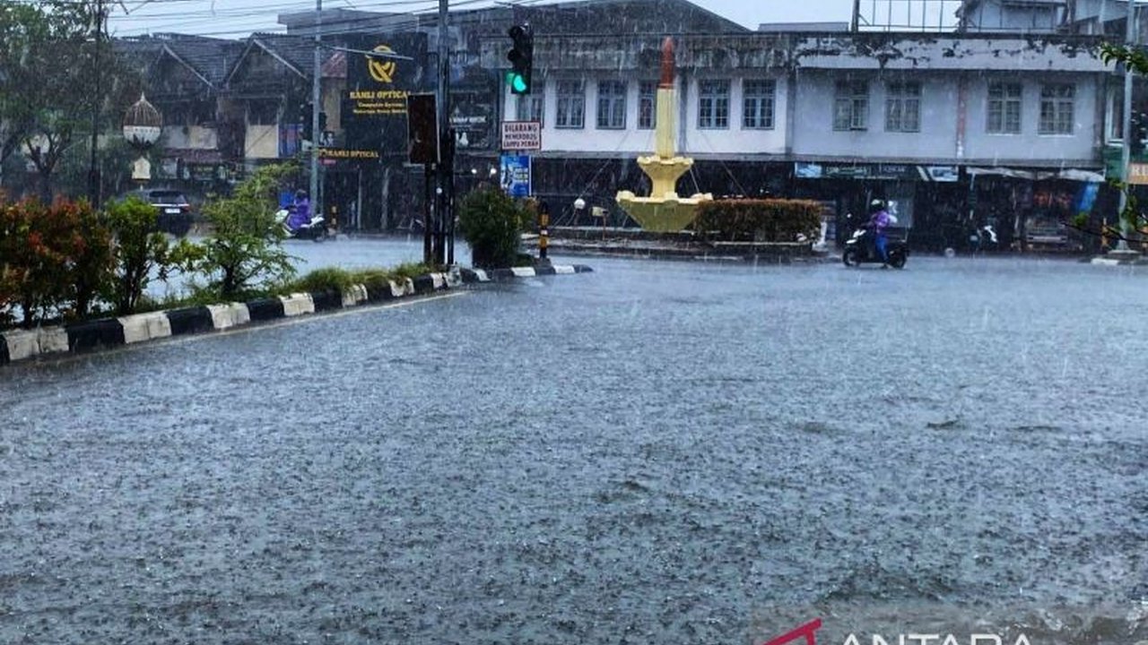 Badan Meteorologi, Klimatologi, dan Geofisika (BMKG) merilis **prakiraan cuaca BMKG** terbaru, memperingatkan potensi hujan lebat hingga sangat lebat di berbagai wilayah Indonesia pada Minggu ini, mendorong masyarakat untuk waspada.