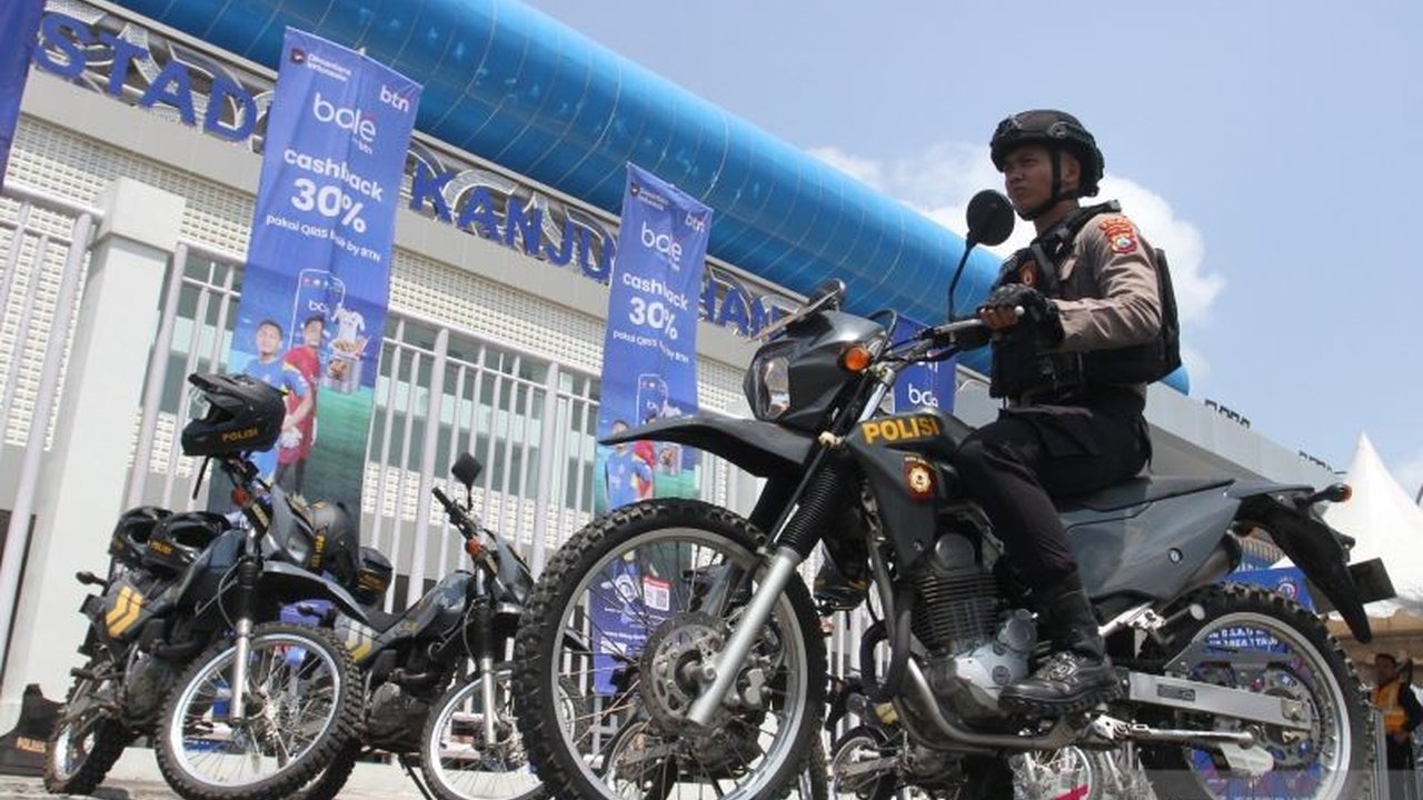 Kepolisian Resor Malang menyiapkan patroli keliling dan ribuan personel gabungan untuk Pengamanan Arema Persik di Stadion Kanjuruhan, mengantisipasi potensi gangguan keamanan dan menjaga ketertiban jalannya laga sengit tersebut.