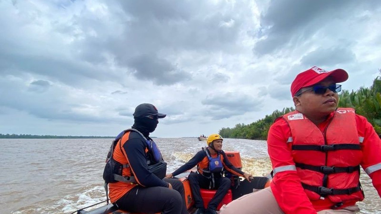 Tim SAR Gabungan Jambi berhasil melakukan penemuan korban kecelakaan kapal di Sungai Pengabuan, Tanjung Jabung Barat. Satu korban ditemukan meninggal, sementara pencarian korban kedua masih berlanjut.