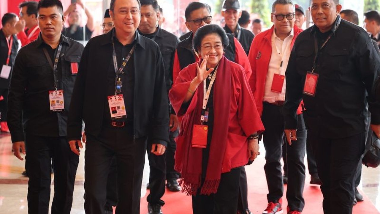 Ketua Umum PDIP Megawati Soekarnoputri hadir di hari kedua Rakernas PDIP, disambut Prananda dan Hasto, dengan agenda fokus pada pembahasan materi dan perumusan sikap politik partai.
