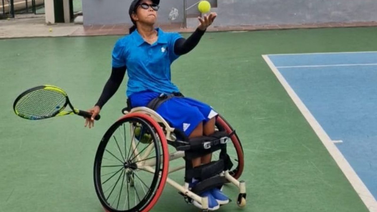 Pelatih tim tenis kursi roda Indonesia, Satria Yuda Gontara, menyatakan optimisme untuk meraih minimal dua medali di ASEAN Para Games 2025 Thailand. Simak target realistis dan strategi tim Merah Putih menghadapi persaingan ketat.