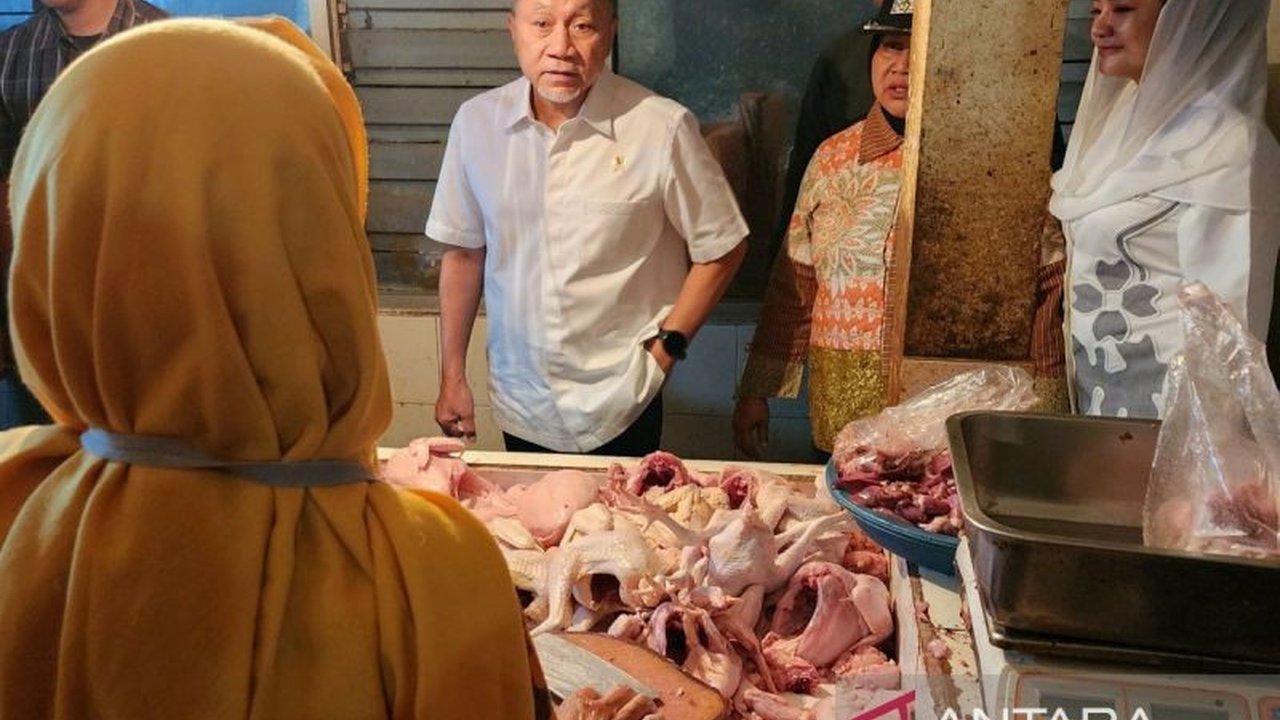 Menko Zulkifli Hasan meninjau Pasar Bandarjo Semarang, memastikan stabilitas harga pangan pasca-Tahun Baru. Kunjungan ini juga mengecek ketersediaan kebutuhan pokok dan kesiapan menyambut Ramadan.