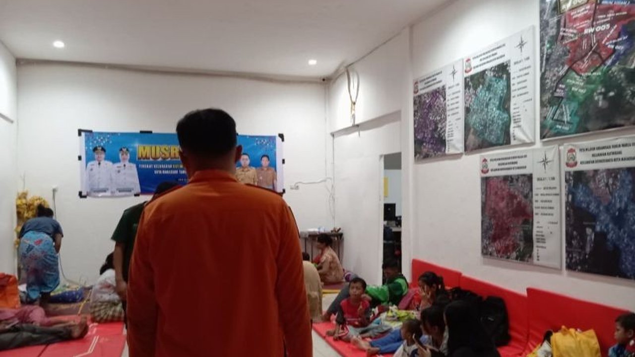 Banjir Makassar melanda area Kodam III Biringkanaya, memaksa puluhan warga mengungsi. BPBD dan pemerintah setempat sigap mengevakuasi serta mendata korban, memastikan keselamatan menjadi prioritas utama.