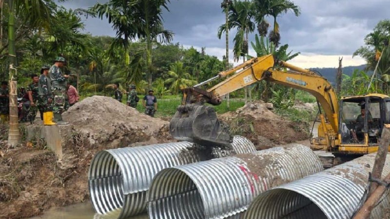 Satgas Gulbencal Yon Zipur 1/DD TNI AD tengah gencar melakukan Pembangunan Jembatan Aramco di Desa Janji Nauli, Tapanuli Utara, demi memulihkan akses utama warga menuju kebun dan memperlancar aktivitas ekonomi.