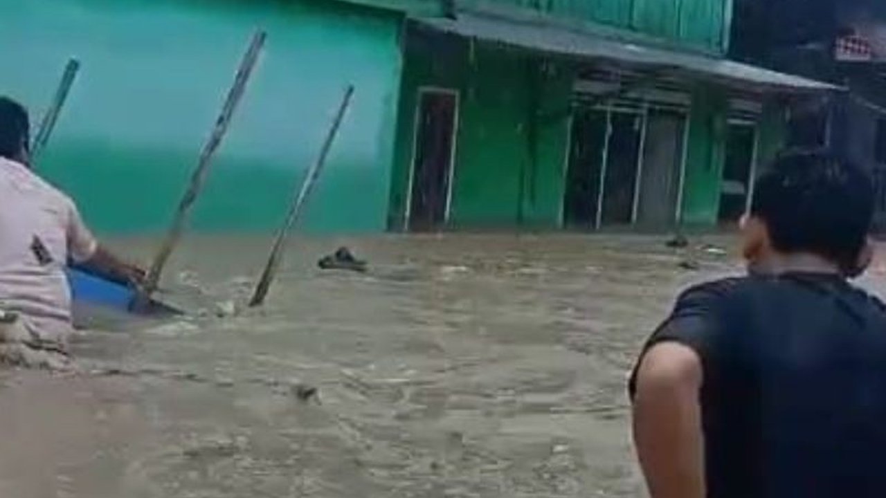 Banjir Donggala menerjang empat desa di Kecamatan Tanantovea, Kabupaten Donggala, Sulawesi Tengah, pada Minggu (11/1), menyebabkan jembatan putus dan rumah warga terdampak. BPBD segera turun tangan dalam penanganan bencana ini.
