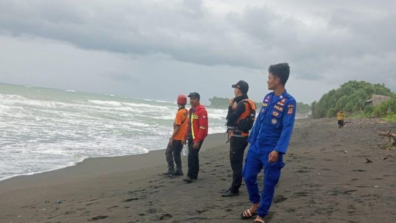 Tim SAR gabungan terus berupaya mencari seorang wisatawan yang dilaporkan terseret ombak di Pantai Pamayangsari, Tasikmalaya. Insiden wisatawan terseret ombak ini terjadi saat korban berenang sendirian.