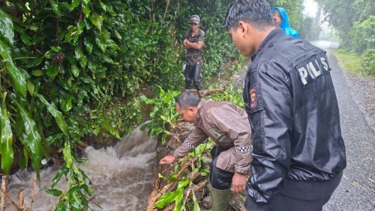 Aparat Polres Rejang Lebong turut serta dalam operasi pencarian intensif seorang anak perempuan berusia 8 tahun yang hanyut di saluran drainase saat hujan deras melanda wilayah tersebut, memicu kekhawatiran publik.