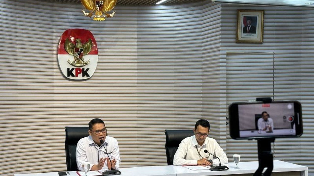 Komisi Pemberantasan Korupsi (KPK) akan berkomunikasi dengan Dirjen Pajak Kementerian Keuangan setelah menetapkan lima tersangka kasus dugaan suap terkait pemeriksaan pajak di KPP Madya Jakarta Utara.