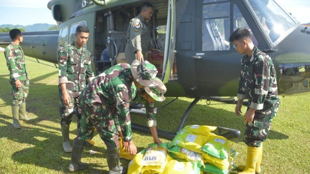 Satgas Gulbencal Korem 023/KS menggunakan helikopter untuk TNI Salurkan Bantuan Pangan di Desa Sait Kalangan II, Tapteng, meringankan beban warga pasca-bencana dan memastikan kebutuhan pokok terpenuhi.