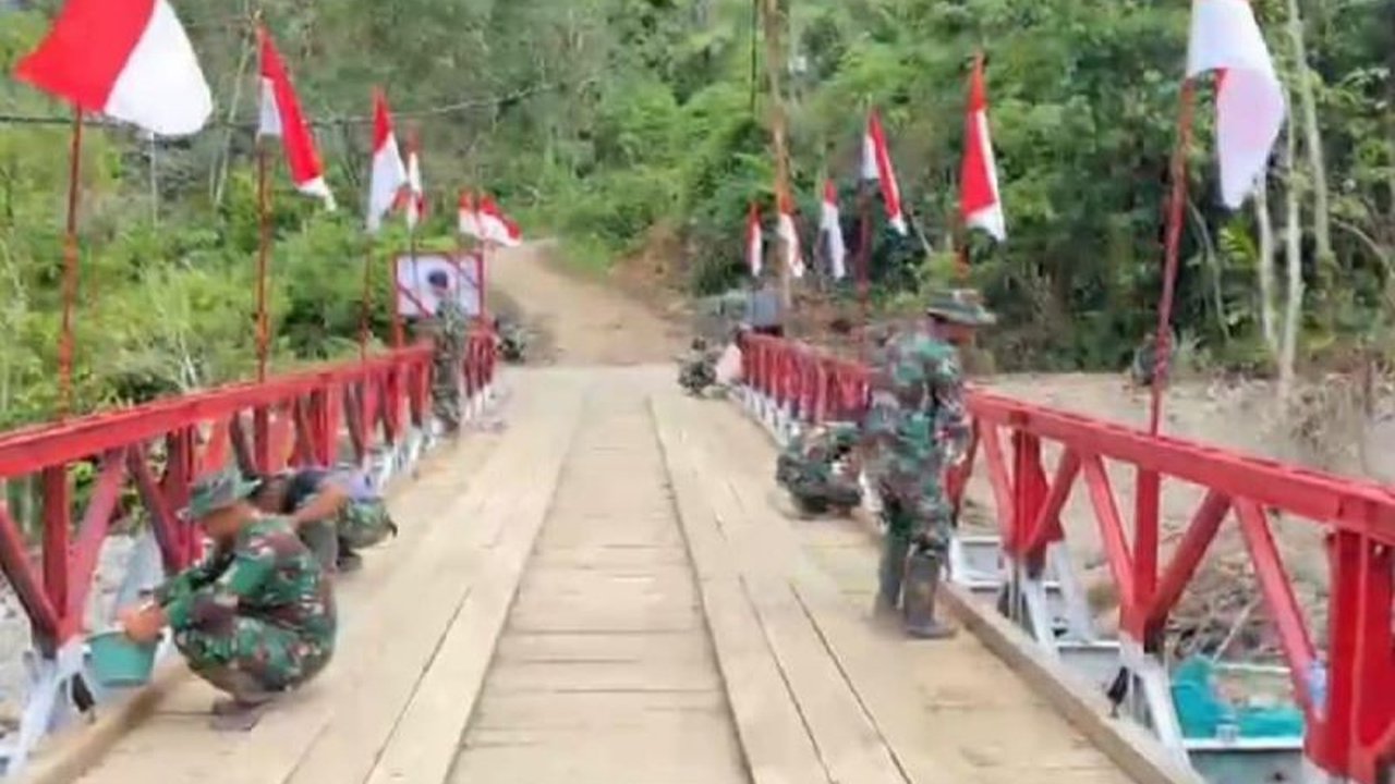 Satgas Yonzipur I/DD TNI AD berhasil merampungkan pembangunan Jembatan Bailey Tapanuli Selatan, menghubungkan kembali Kecamatan Marancar dan Sipirok. Akses vital ini kini berfungsi penuh, memulihkan mobilitas warga dan ekonomi lokal.