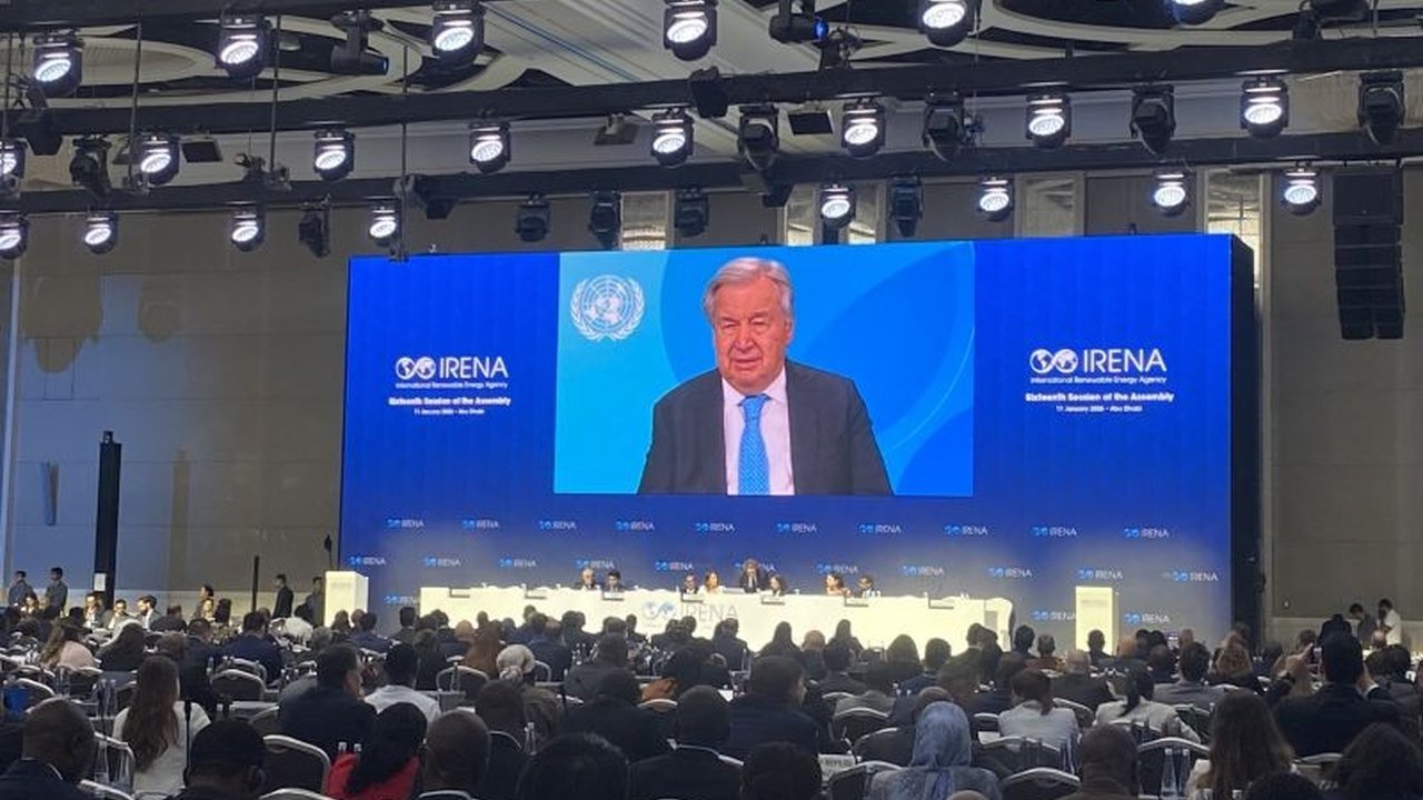 Sekretaris Jenderal PBB Antonio Guterres mengungkapkan Investasi Energi Bersih Global diperkirakan mencapai Rp37 kuadriliun pada 2025, menandai percepatan transisi energi signifikan. Namun, tantangan infrastruktur masih membayangi.