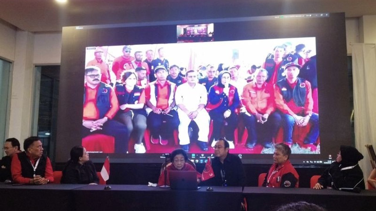 Ketua Umum PDI Perjuangan Megawati Soekarnoputri memimpin telekonferensi dengan kader PDIP di Aceh, mendesak percepatan pengiriman **bantuan bencana Aceh** dan pendataan kebutuhan logistik. Simak detail arahan pentingnya.