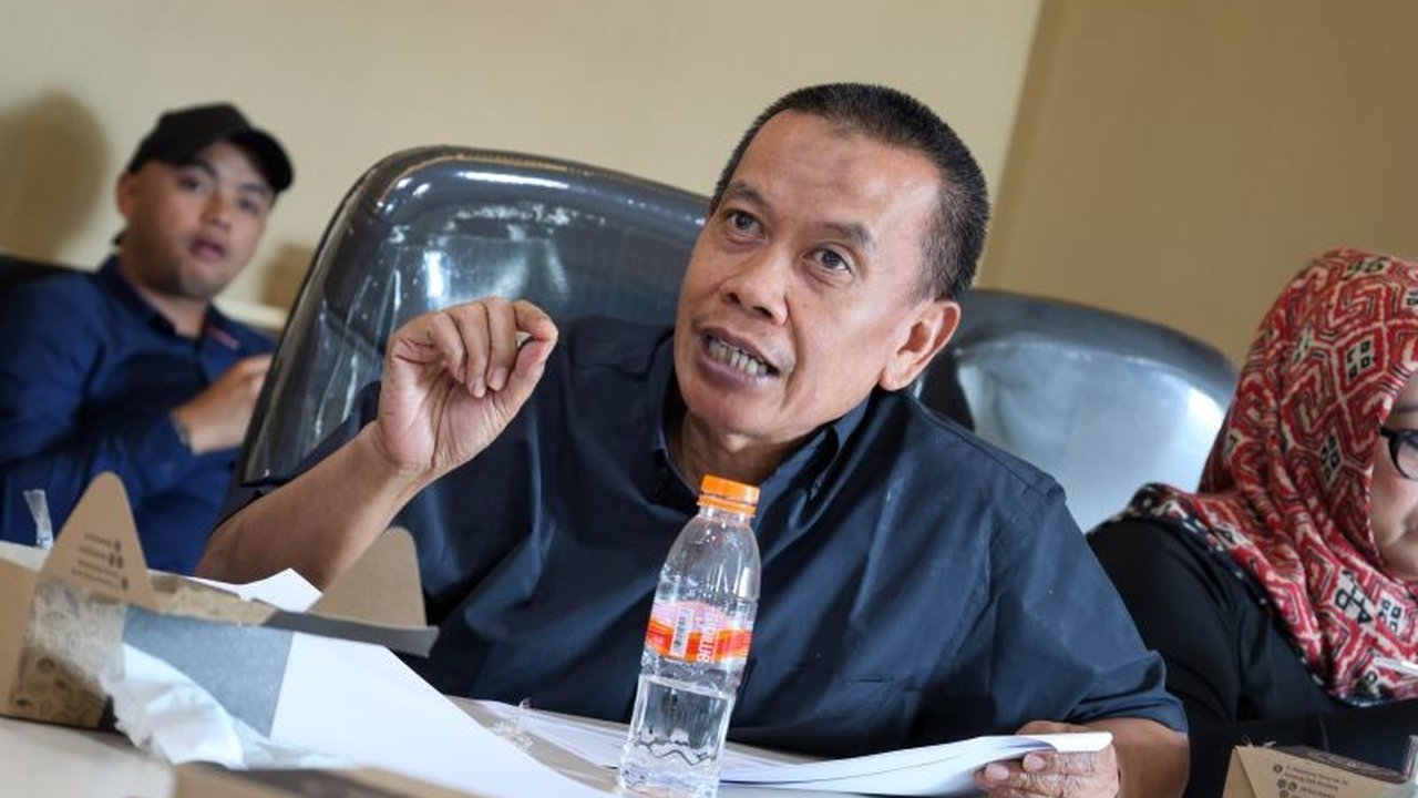 DPRD Jawa Barat mendesak Bank BJB untuk tidak hanya fokus pada setoran daerah, melainkan BJB Prioritaskan Pembiayaan Produktif guna menggerakkan ekonomi riil masyarakat dan pembangunan daerah.