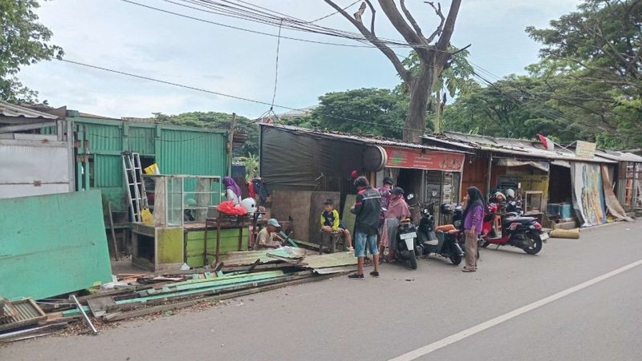 Pemerintah Kota Makassar menetapkan batas akhir pengosongan PKL GOR Sudiang hingga hari ini, Jumat, 11 Januari 2026, memicu pembongkaran puluhan kios dan harapan pedagang akan relokasi yang layak.