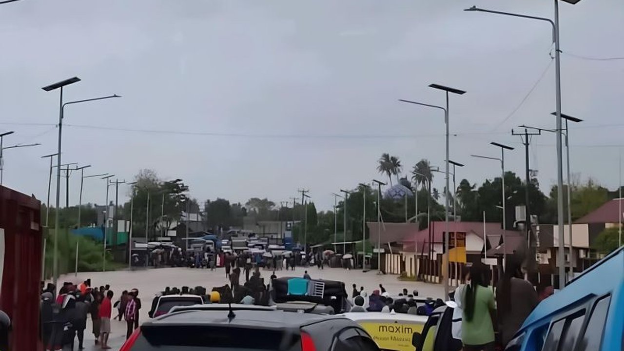 Kawasan Flyover Pantoloan Palu terendam banjir akibat luapan sungai setelah hujan deras, mengganggu lalu lintas. BPBD Sulteng bergerak cepat menangani Banjir Flyover Pantoloan Palu, namun warga diimbau tetap waspada.