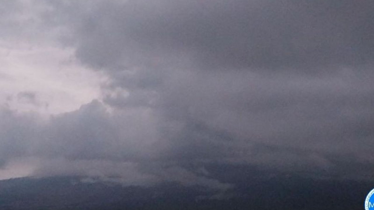 Gunung Semeru menunjukkan peningkatan aktivitas signifikan dengan puluhan gempa letusan dan getaran banjir. Waspadai potensi bahaya dari peningkatan aktivitas Gunung Semeru ini.