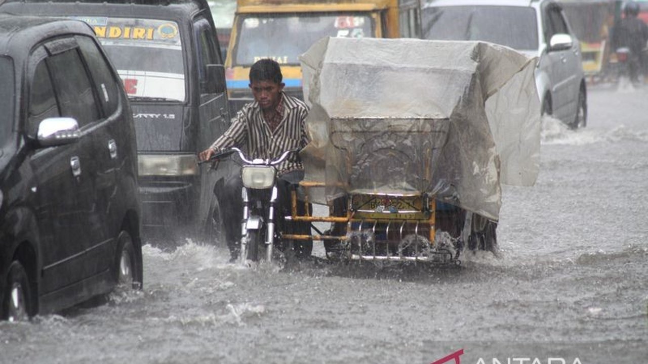 Badan Meteorologi Klimatologi dan Geofisika (BMKG) mengeluarkan peringatan dini terkait potensi hujan durasi lama di sejumlah wilayah Sumatera Utara pada Senin, 12 Januari, yang dapat memicu bencana hidrometeorologi seperti banjir dan longsor. Masyarakat.