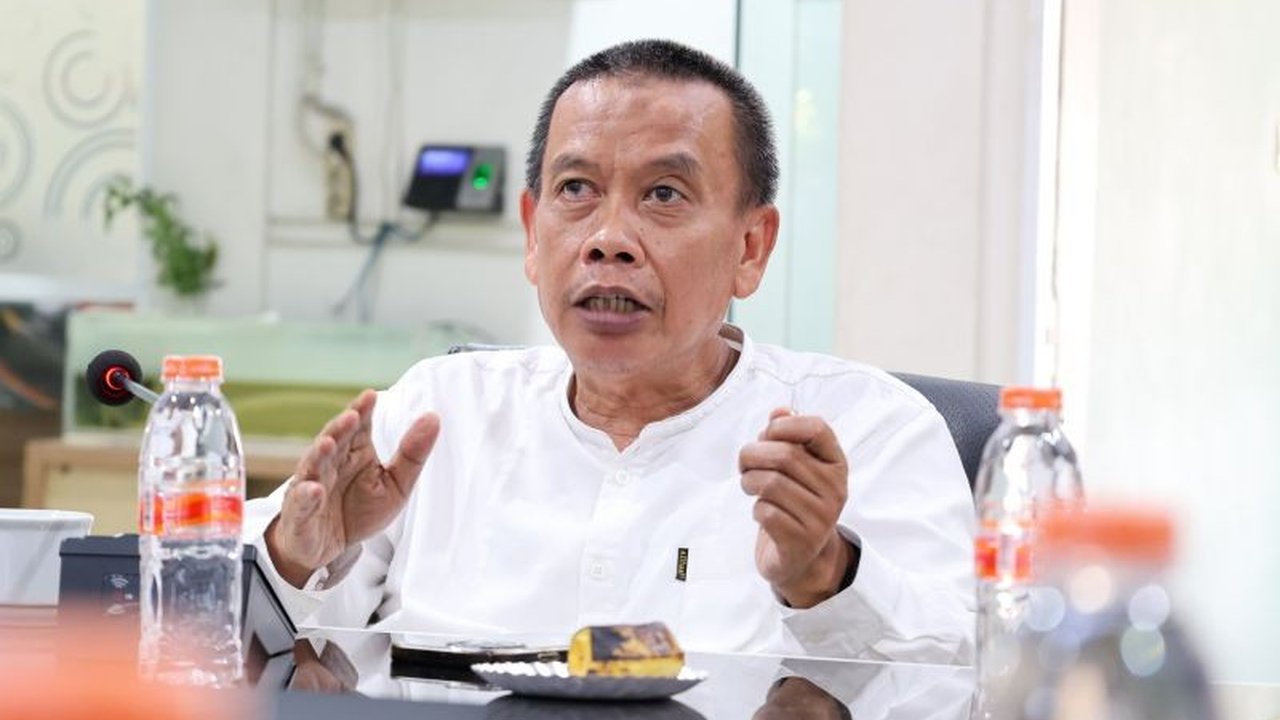 Fenomena peralihan masif masyarakat ke kendaraan listrik berpotensi menggerus Pendapatan Asli Daerah (PAD) Jawa Barat, mengingat APBD provinsi masih sangat bergantung pada pajak kendaraan konvensional. DPRD Jabar mendesak mitigasi risiko fiskal atas tren.