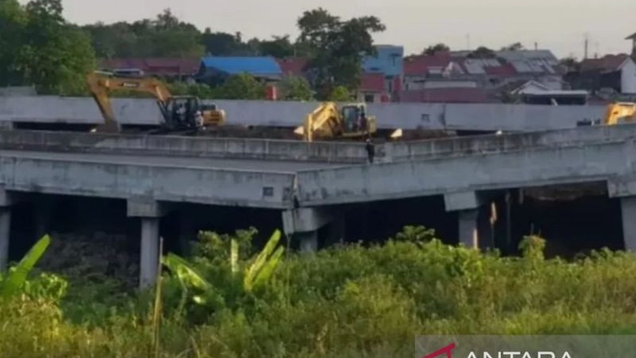Balai Besar Pelaksanaan Jalan Nasional (BBPJN) Kalimantan Timur mempercepat Perbaikan Jalan Tol IKN Seksi 3A2 yang rusak akibat pergeseran tanah, menargetkan fungsional penuh saat arus mudik Lebaran 2026.