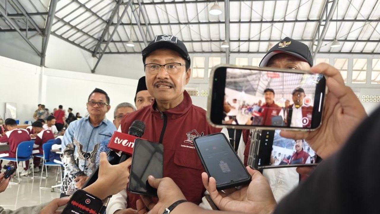 Program Sekolah Rakyat yang dicanangkan Presiden Prabowo Subianto menjadi model terpadu pengentasan kemiskinan dengan pendidikan sebagai pintu utama dan pemberdayaan keluarga, menargetkan jutaan penduduk miskin di Indonesia.