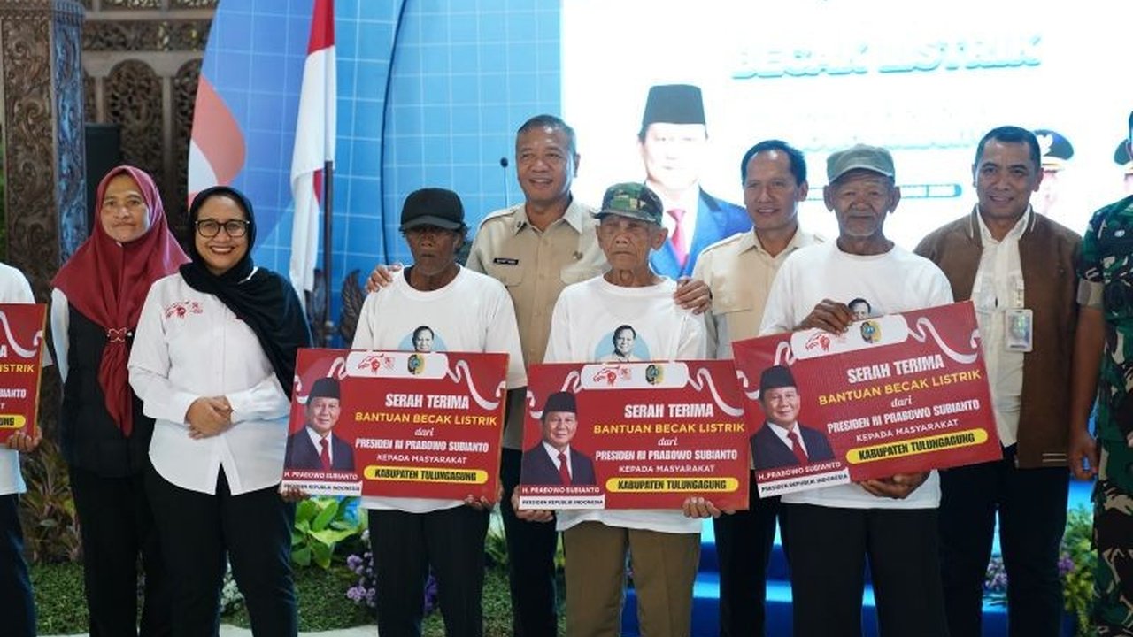 Kakek Suminto (80) dari Tulungagung merasakan kebahagiaan mendalam setelah menerima bantuan becak listrik Prabowo, sebuah inisiatif yang meringankan beban kerjanya di usia senja dan membawa harapan baru.