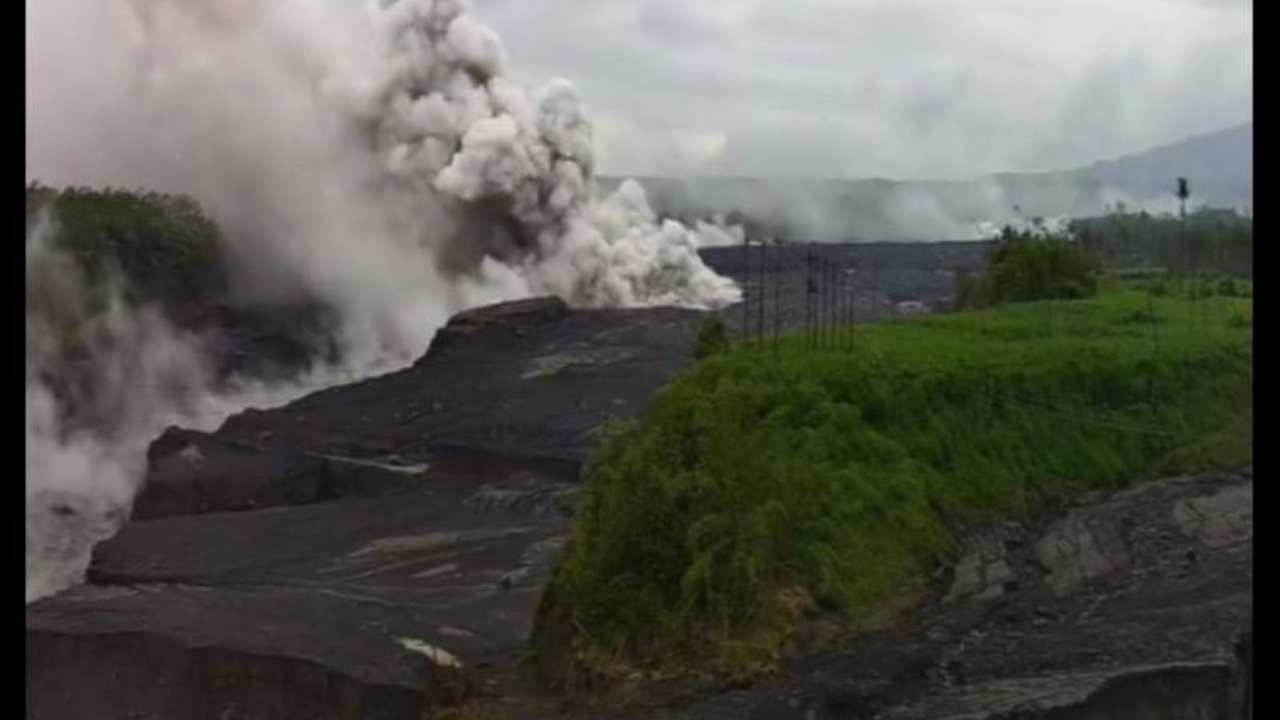 BPBD Lumajang mengimbau warga untuk meningkatkan kewaspadaan terhadap potensi letusan sekunder Semeru saat hujan deras mengguyur lereng gunung, mengingat bahaya yang ditimbulkan.