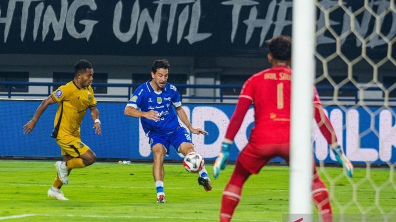 Gelandang Persib Bandung, Thom Haye, mengungkapkan keluarganya mendapat Ancaman Pembunuhan setelah derbi panas kontra Persija. Ia menyerukan perbaikan iklim sepak bola Indonesia.