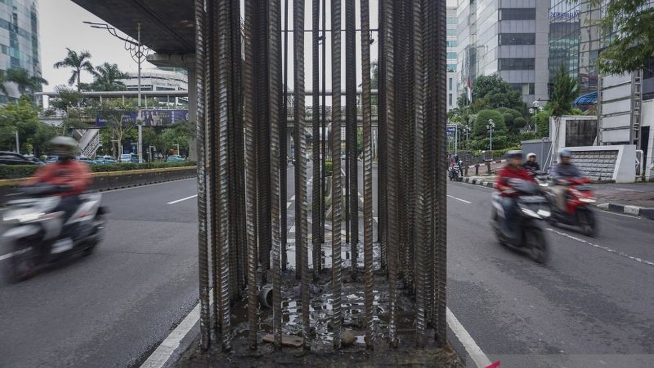Dinas Bina Marga DKI Jakarta akan membongkar 109 tiang monorel mangkrak di Jalan Rasuna Said mulai pekan ketiga Januari 2026. Pembongkaran tiang monorel ini diharapkan dapat mengurai kemacetan dan menata ulang kawasan Kuningan, Jakarta Selatan.