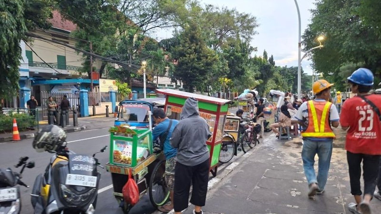 Satuan Polisi Pamong Praja DKI Jakarta terus berupaya mengatasi Penertiban PKL dan Parkir Liar RSCM yang memicu kemacetan. Kini, mereka akan melibatkan masyarakat dan satpam gedung dalam pola pengawasan baru.
