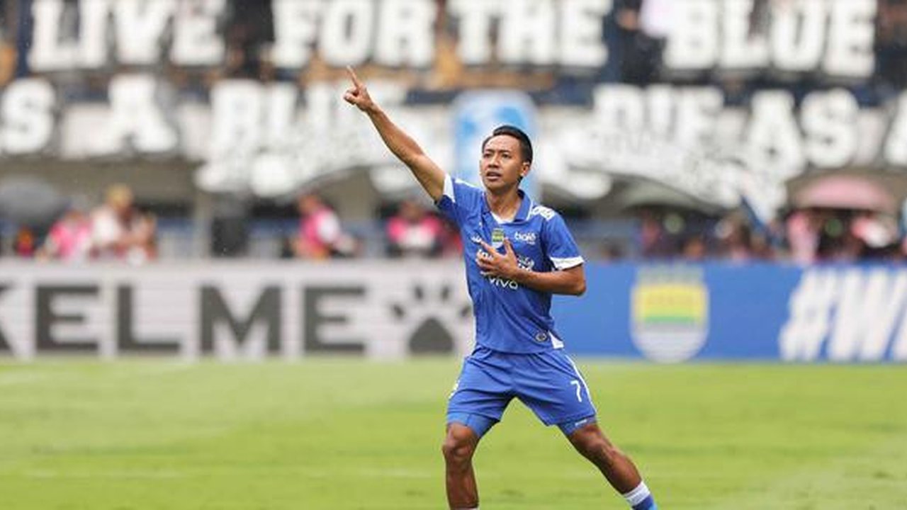 Hingga peluit panjang dibunyikan skor tidak berubah, Persib unggul 1-0 atas Persija. Tampak dalam foto, penyerang sayap kiri Persib, Beckham Putra (kiri) saat pertandingan pekan ke-17 BRI Sup