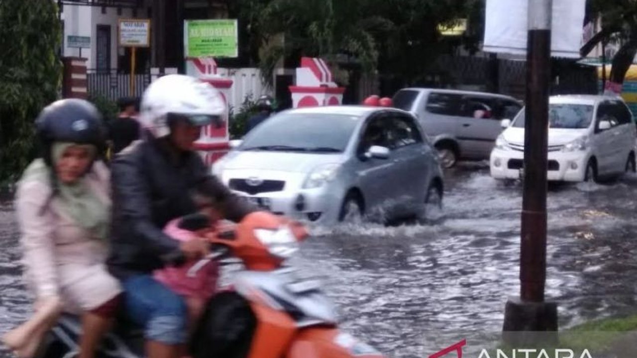 Banjir Makassar terus meluas, menyebabkan ratusan warga mengungsi di lima titik. BPBD Makassar dan dinas terkait bersinergi tangani dampak hidrometeorologi, termasuk angin kencang, yang melanda kota ini.